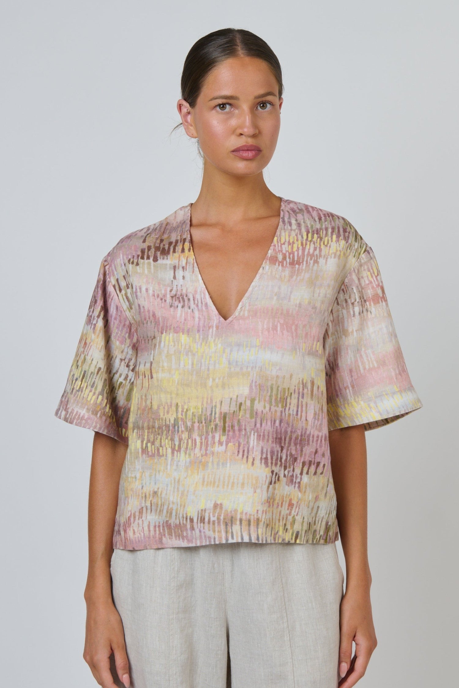 ELSHAM BOUTIQUE GA683 relaxed linen V-neck top in a multicoloured abstract print with wide elbow-length sleeves.