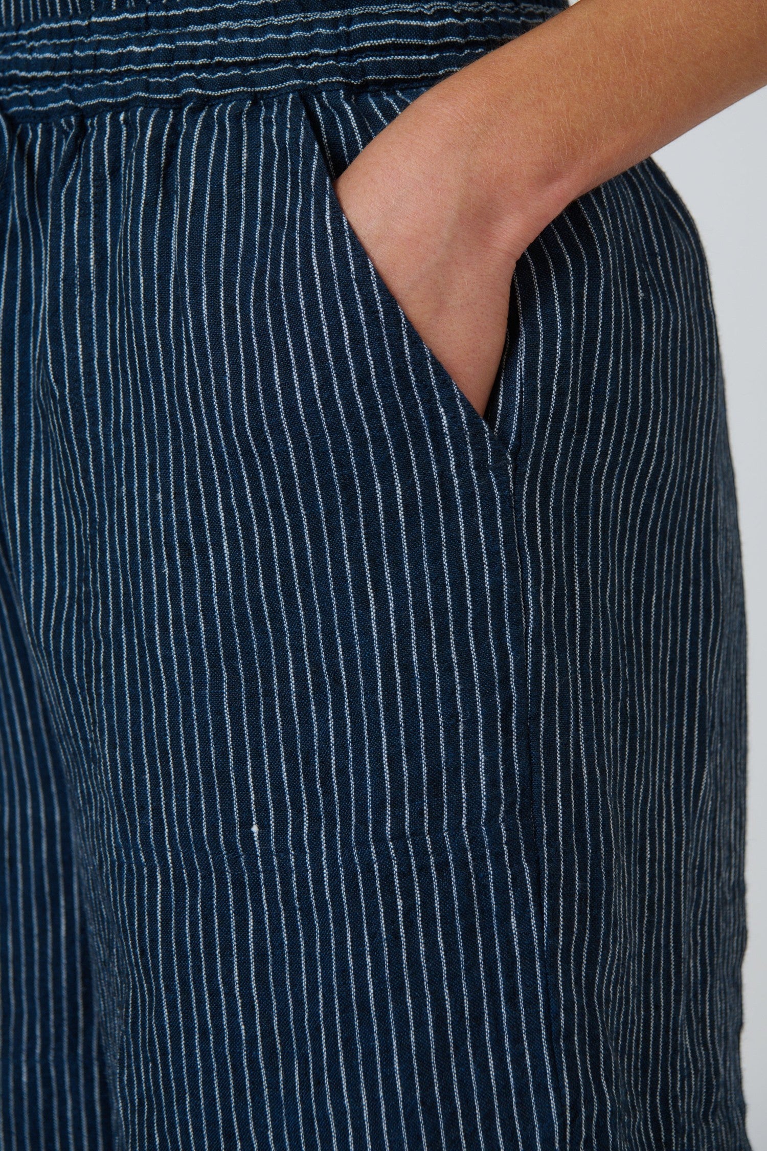 ELSHAM BOUTIQUE GA477 navy blue pinstripe linen shorts with a drawstring waistband and side pocket detail