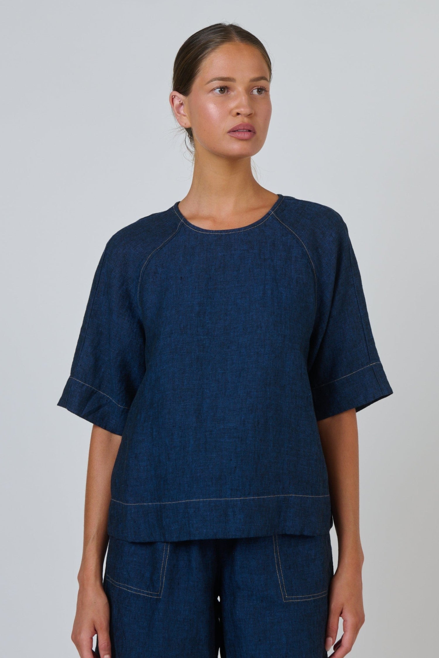 ELSHAM BOUTIQUE GA721 navy blue linen top with elbow-length sleeves, round neckline, and contrast stitching.