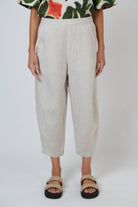 ELSHAM BOUTIQUE sand-colored 100% linen cropped tapered pants with an elasticated waistband and side pockets.