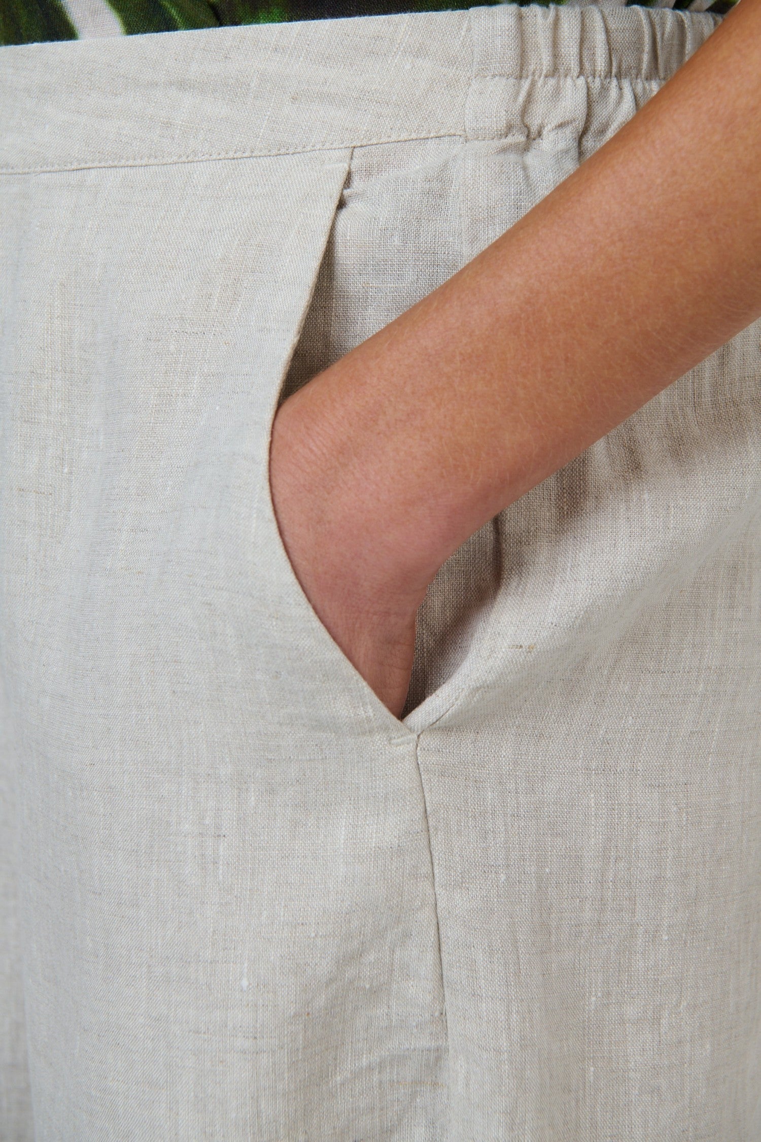 ELSHAM BOUTIQUE sand linen cropped pants featuring an elasticated waistband and a functional side pocket detail.