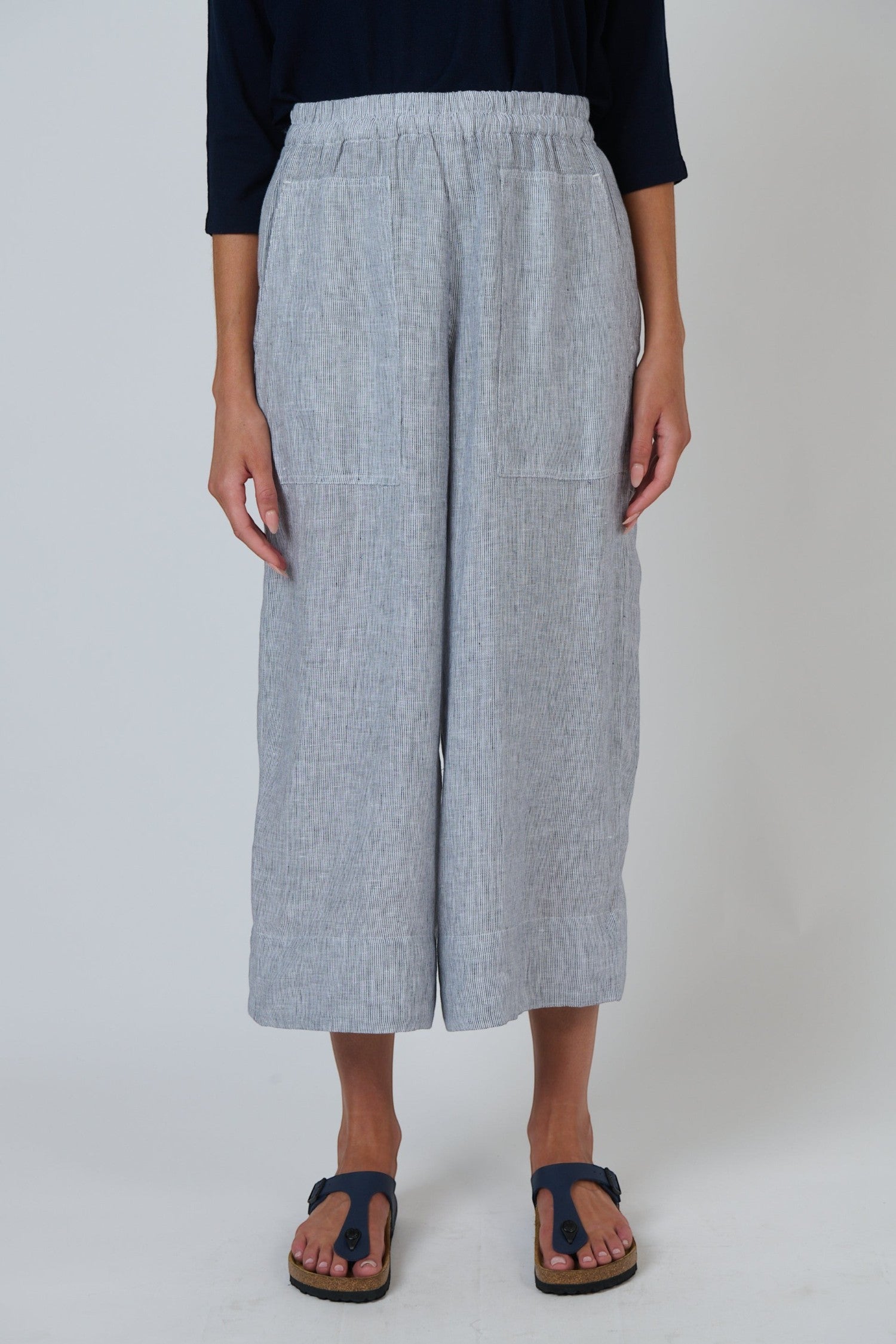 ELSHAM BOUTIQUE silver wide-leg cropped linen pants with an elasticated waistband and oversized front pockets.