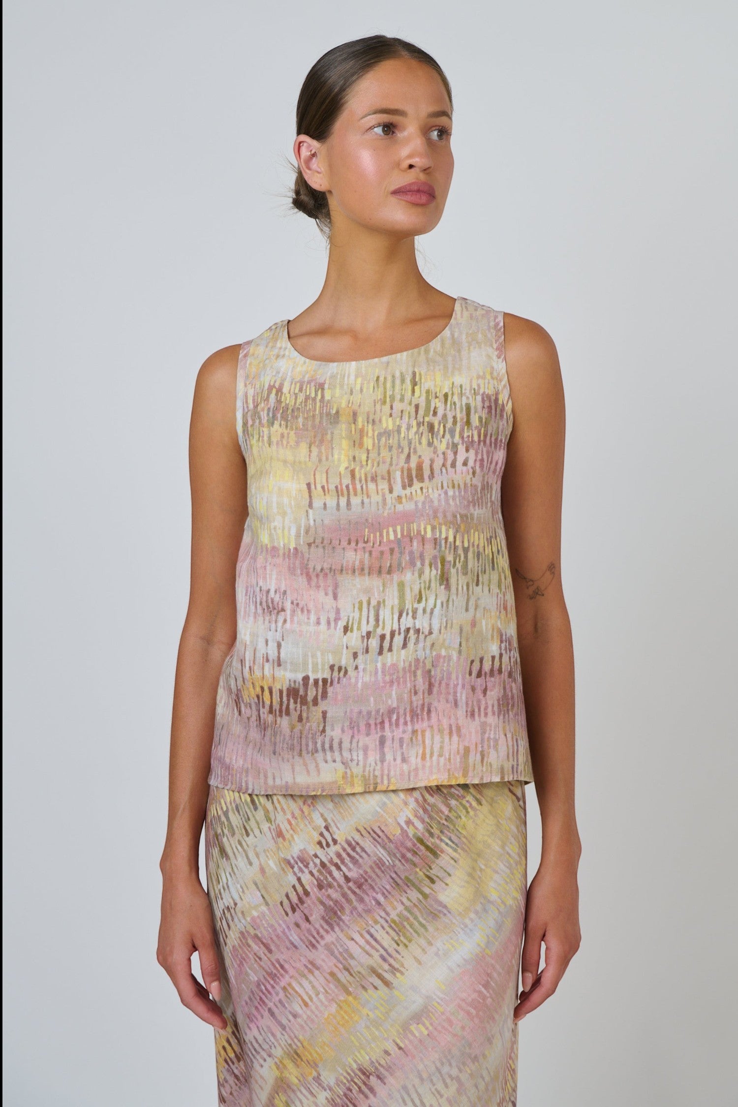ELSHAM BOUTIQUE sleeveless linen top in a multi-coloured abstract print with a round neck and high-low hemline.
