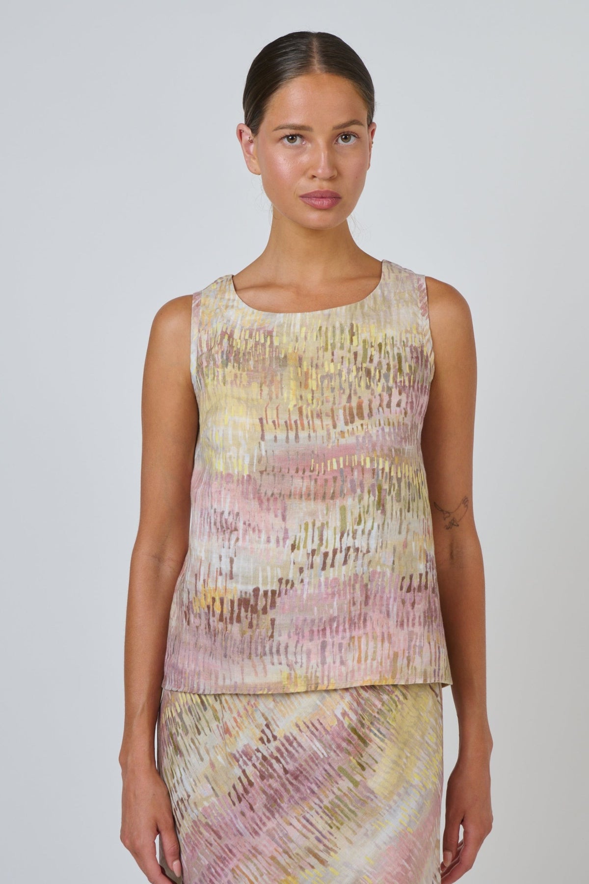 ELSHAM BOUTIQUE GA506 sleeveless linen top in a multi-coloured abstract print with a round neck and high-low hem
