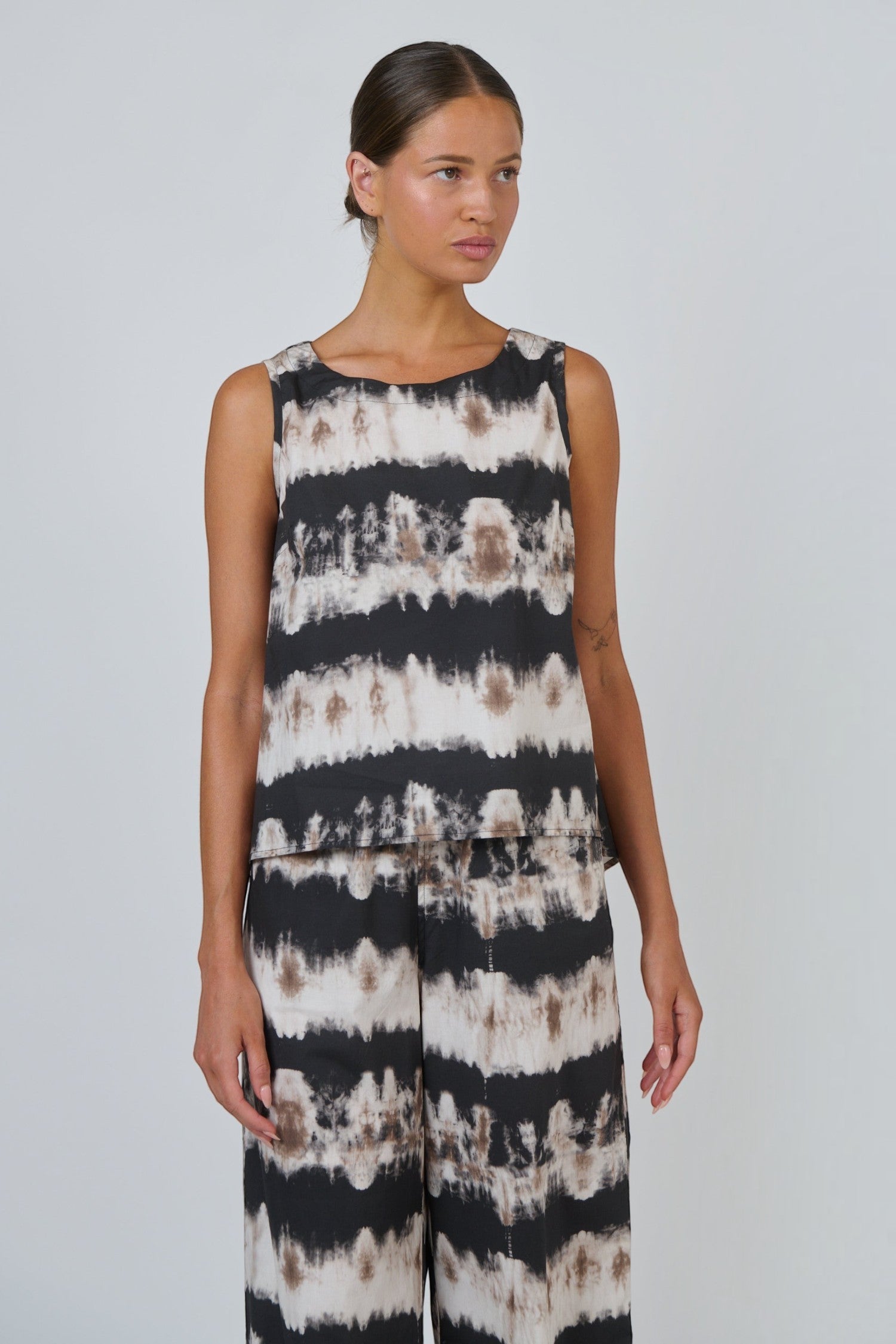 ELSHAM BOUTIQUE sleeveless cotton poplin top in black and white tie-dye print with a round neck and high-low hem.