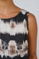 ELSHAM BOUTIQUE GA506 sleeveless poplin top in black and white tie-dye print with a round neckline