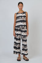ELSHAM BOUTIQUE sleeveless cotton poplin top with a high-low hem and tie-back detail in a black and white tie-dye print