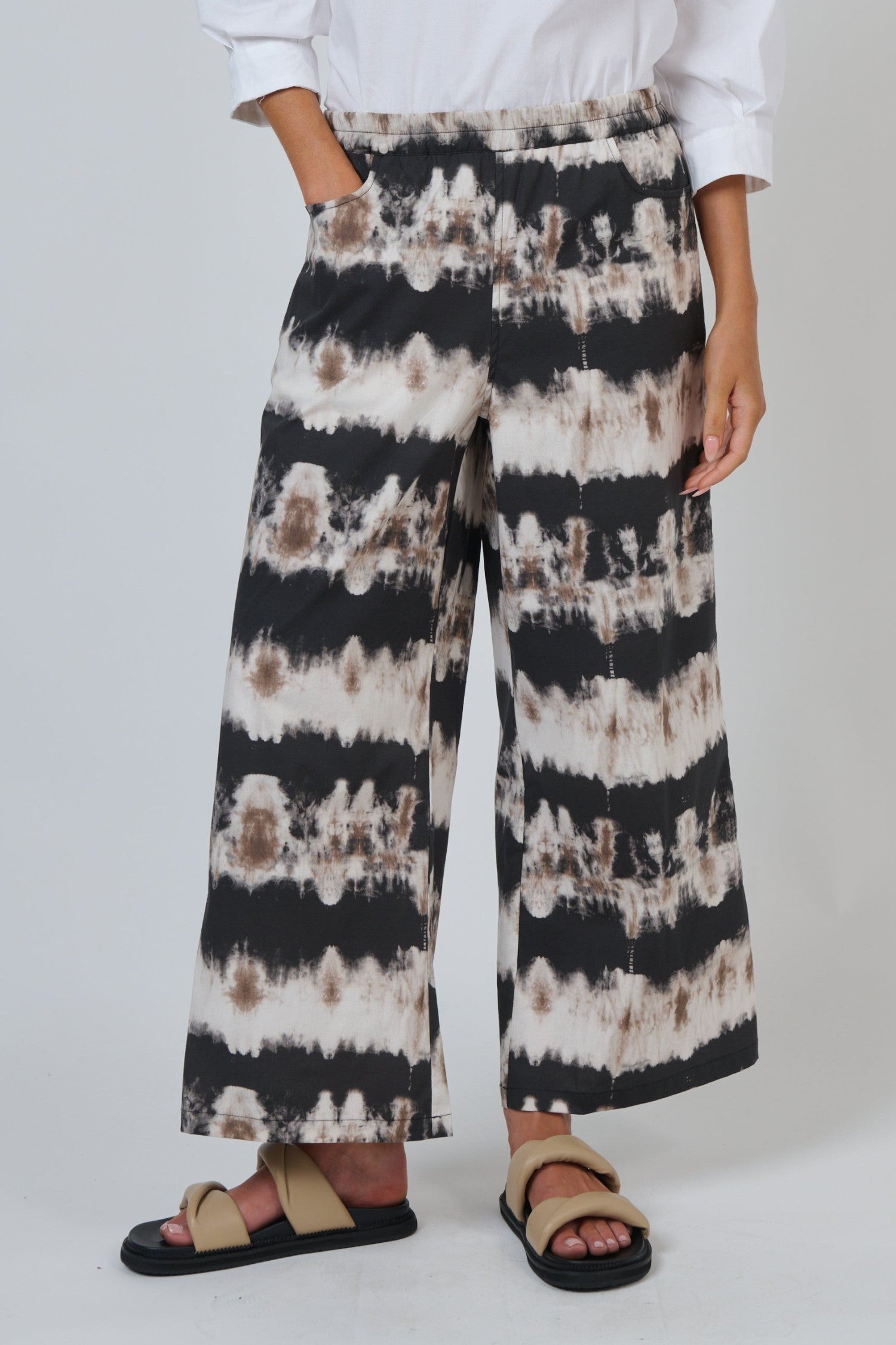 ELSHAM BOUTIQUE GA637 wide-leg cropped cotton trousers in a black and white tie-dye eruption print with side pockets.