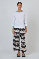 Model wearing ELSHAM BOUTIQUE GA637 wide-leg cropped cotton trousers with a black and white tie-dye eruption pattern.