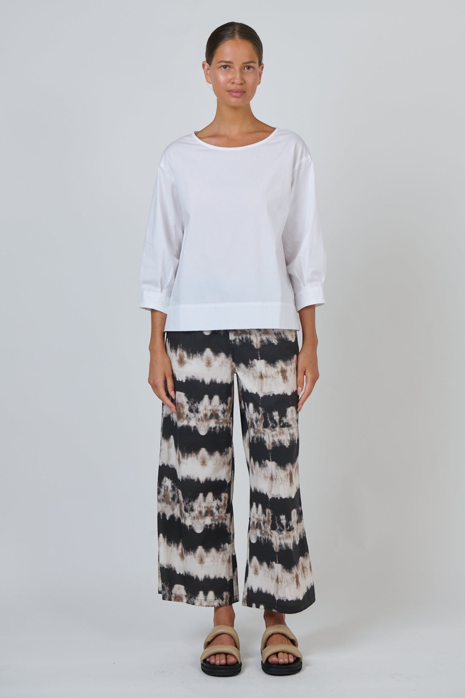 Model wearing ELSHAM BOUTIQUE GA637 wide-leg cropped cotton trousers with a black and white tie-dye eruption pattern.