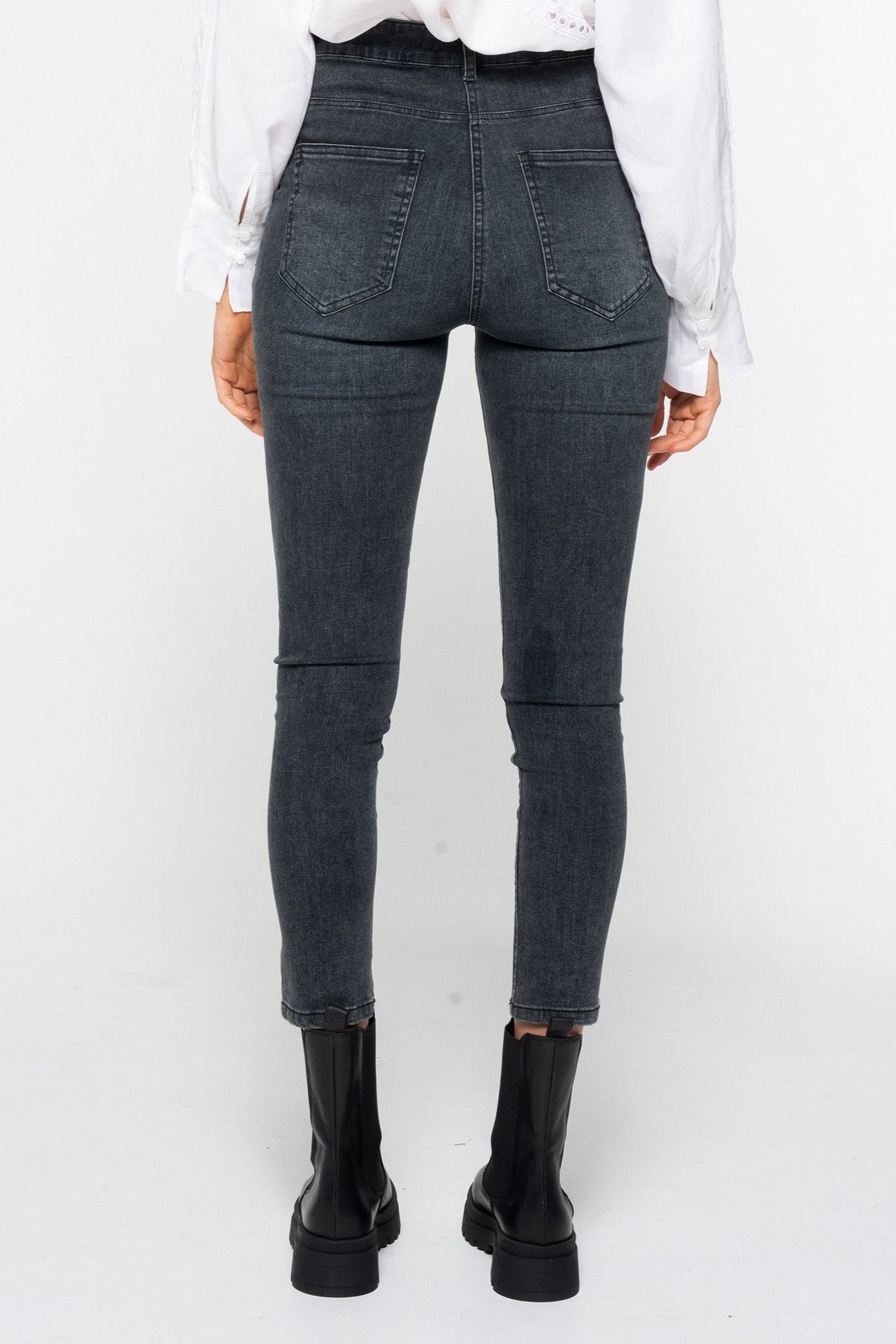 Rind Jean in Washed Black Rind Jean in Washed Black